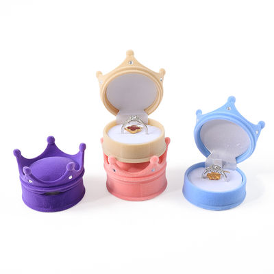 छुट्टियों के उपहारों के लिए व्यक्तिगत उच्च अंत फ्लिप क्राउन मखमली अंगूठी बॉक्स आभूषण पैकेजिंग