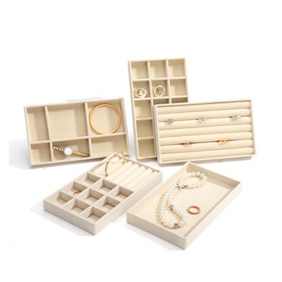 अनुकूलन योग्य लक्जरी बेज मखमली आभूषण ट्रे OEM आभूषण ट्रे रिंग ब्रेसलेट हार के लिए प्रदर्शन