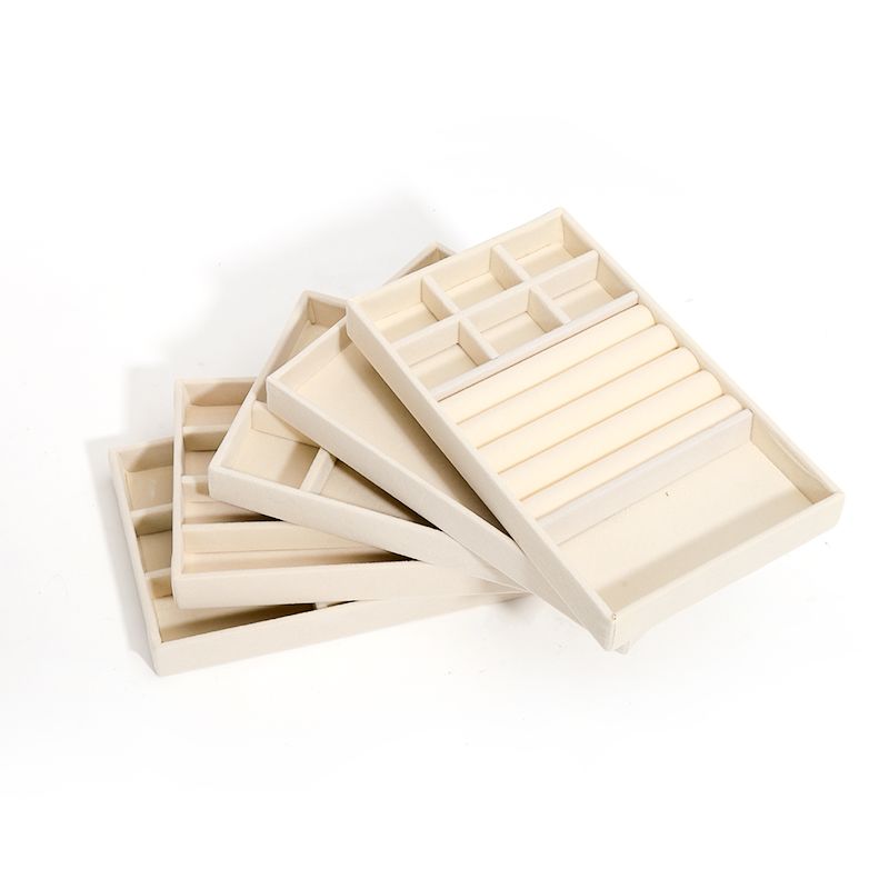 अनुकूलन योग्य लक्जरी बेज मखमली आभूषण ट्रे OEM आभूषण ट्रे रिंग ब्रेसलेट हार के लिए प्रदर्शन