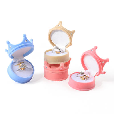 छुट्टियों के उपहारों के लिए व्यक्तिगत उच्च अंत फ्लिप क्राउन मखमली अंगूठी बॉक्स आभूषण पैकेजिंग